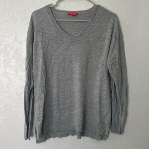 Roz & Ali gray v neck sweater